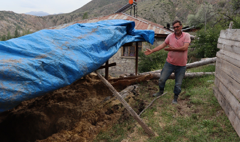 Sağanak yağmur sonrası ahır ve samanlıkları çöktü
