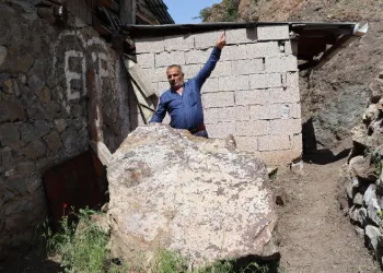 Erzurum'un Oltu ilçesi Gökçedere Mahallesi'nde sağanak yağmur sonrası dağdan kopan dev kaya parçası mahalle sakinlerini mağdur etti.