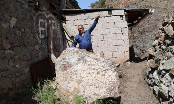 Erzurum'un Oltu ilçesi Gökçedere Mahallesi'nde sağanak yağmur sonrası dağdan kopan dev kaya parçası mahalle sakinlerini mağdur etti.