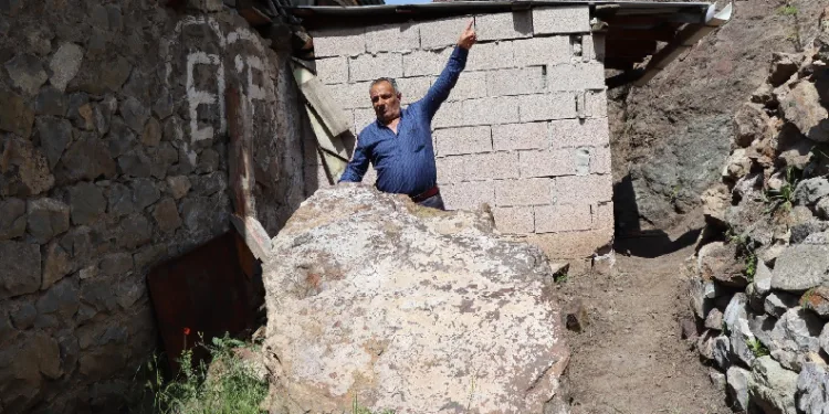Erzurum'un Oltu ilçesi Gökçedere Mahallesi'nde sağanak yağmur sonrası dağdan kopan dev kaya parçası mahalle sakinlerini mağdur etti.