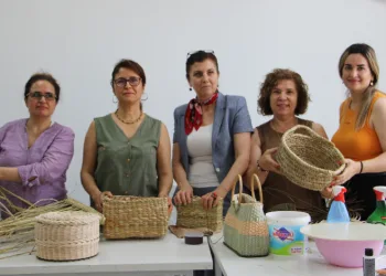 bitkiler, afetzede kadınların elinde sanata dönüşüyor