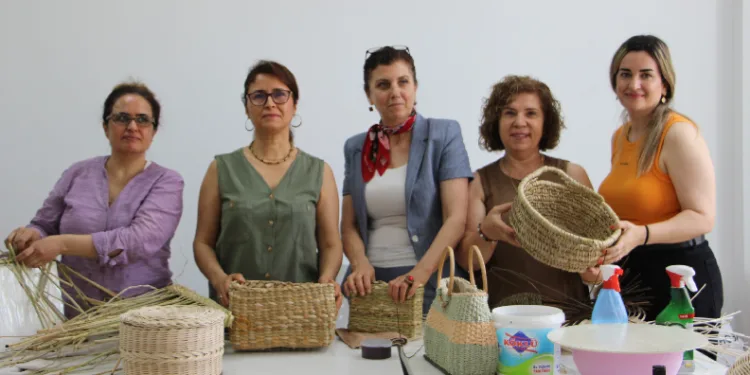 bitkiler, afetzede kadınların elinde sanata dönüşüyor