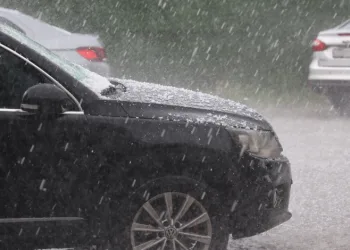 Konya’da aniden bastıran yağmur ve dolu etkili oldu
