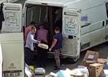 Kargo çalışanları paketleri böyle fırlattı