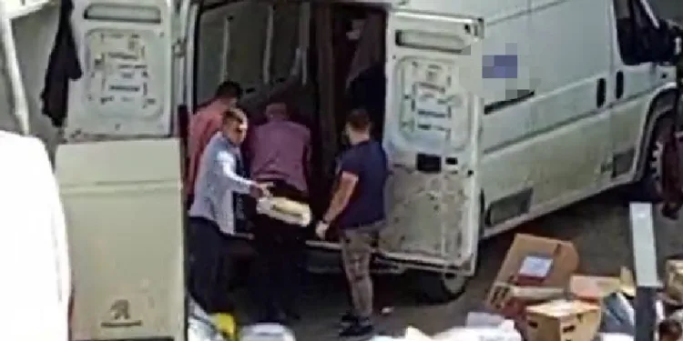 Kargo çalışanları paketleri böyle fırlattı
