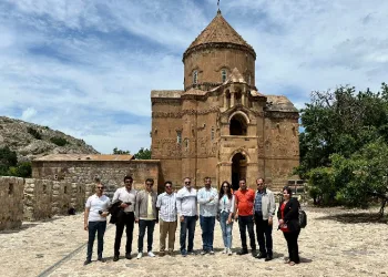 TÜRSAB Doğu Anadolu Bölge Başkanlığı ile turizm ve seyahat acenteleri tarafından düzenlenen info kapsamında Van’a gelen Iraklı turistler, kentin tarihi ve turistik yerlerini gezdi.