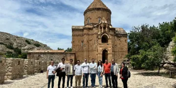 TÜRSAB Doğu Anadolu Bölge Başkanlığı ile turizm ve seyahat acenteleri tarafından düzenlenen info kapsamında Van’a gelen Iraklı turistler, kentin tarihi ve turistik yerlerini gezdi.