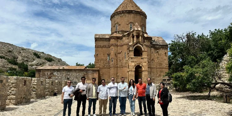 TÜRSAB Doğu Anadolu Bölge Başkanlığı ile turizm ve seyahat acenteleri tarafından düzenlenen info kapsamında Van’a gelen Iraklı turistler, kentin tarihi ve turistik yerlerini gezdi.