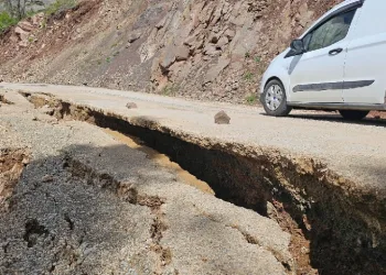 Yolda oluşan dev yarıklar korkutuyor