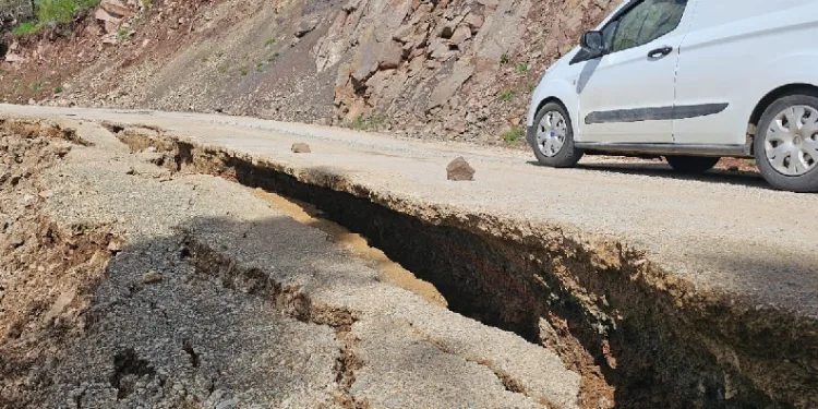 Yolda oluşan dev yarıklar korkutuyor