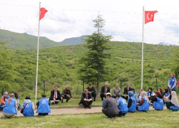 Gençler 33 şehidin anıtına karanfil bıraktı