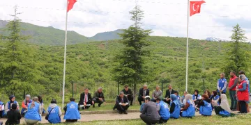 Gençler 33 şehidin anıtına karanfil bıraktı