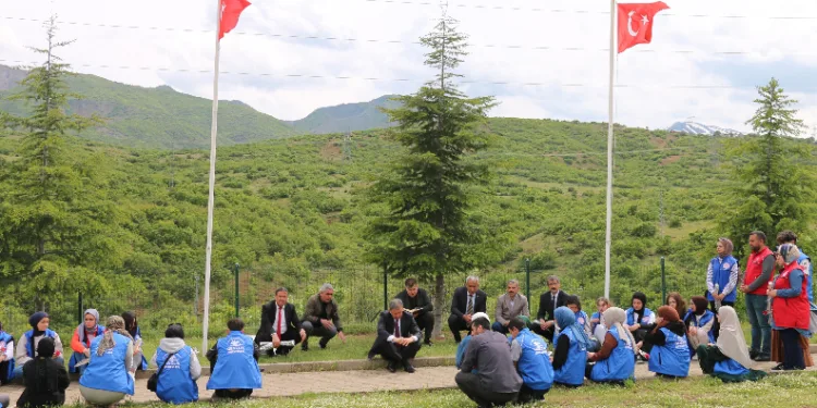 Gençler 33 şehidin anıtına karanfil bıraktı