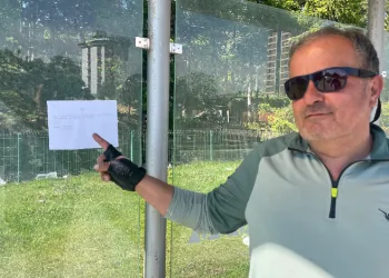 Evlenmek için durağa ilan astı
