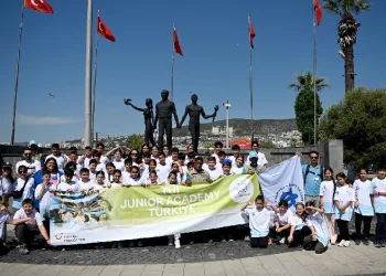 Çevre dostu öğrencilerden kıyı temizliği