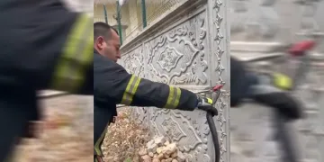 Bahçeye giren yılanı itfaiye yakaladı