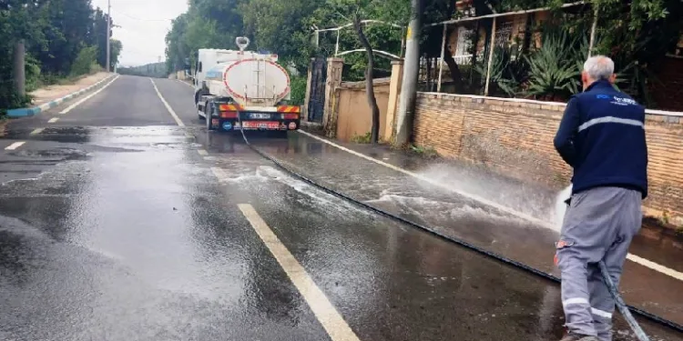 Dilovası'nda cadde ve sokaklar yıkanıyor