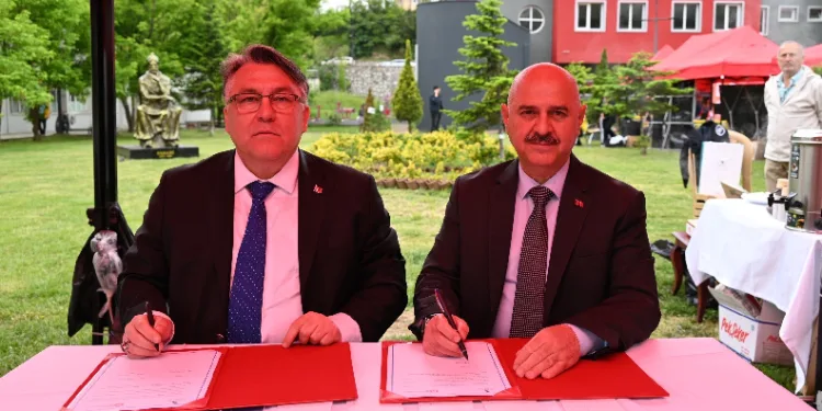 ZBEÜ Bilim ve Teknoloji Uygulama ve Araştırma Merkezi (ARTMER) ile Düzce Üniversitesi Bilimsel ve Teknolojik Araştırmalar Uygulama ve Araştırma Merkezi (DÜBİT) arasında iş birliği protokolü imzalandı.