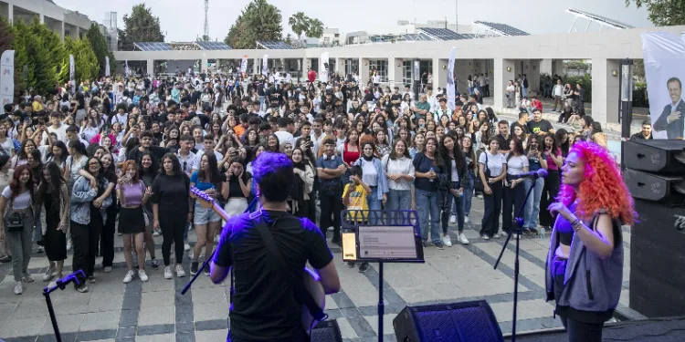 Mersinli gençler sınav stresini konserle attı
