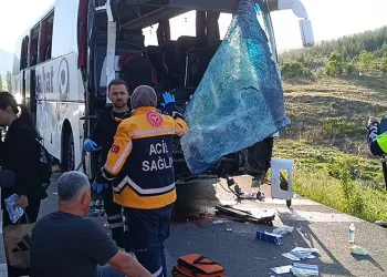 Yolcu otobüsü kamyonetle çarpıştı: 1 ölü 17 yaralı