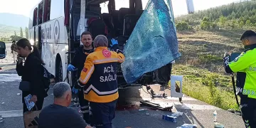 Yolcu otobüsü kamyonetle çarpıştı: 1 ölü 17 yaralı