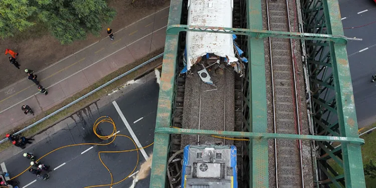 Yolcu treni boş trene çarptı