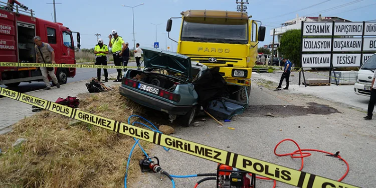 Balıkesir- İzmir yolunda trafik kazası: 3 ölü