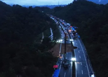 Çin’de otoyol çöktü: 36 ölü