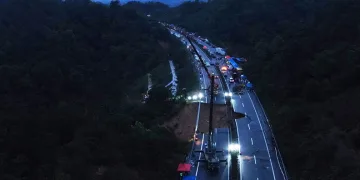Çin’de otoyol çöktü: 36 ölü
