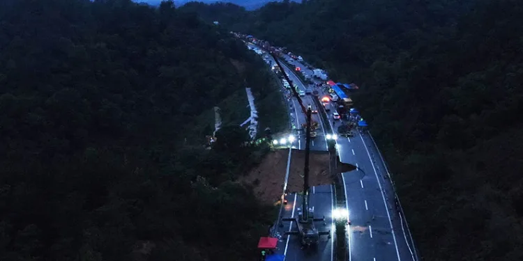 Çin’de otoyol çöktü: 36 ölü
