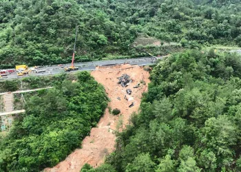 Çin’de otoyol çöktü: 36 ölü