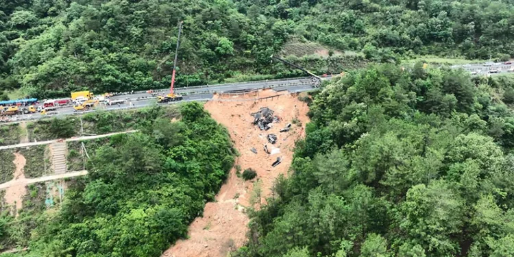 Çin’de otoyol çöktü: 36 ölü