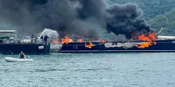 Tayland’da 34 metrelik süper yat alev alev yandı
