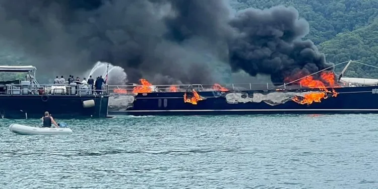 Tayland’da 34 metrelik süper yat alev alev yandı