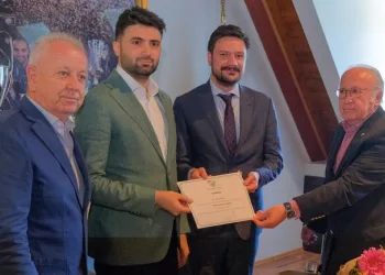 Bursaspor’da Enes Çelik mazbatasını aldı