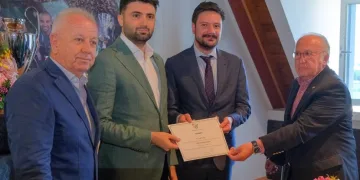 Bursaspor’da Enes Çelik mazbatasını aldı