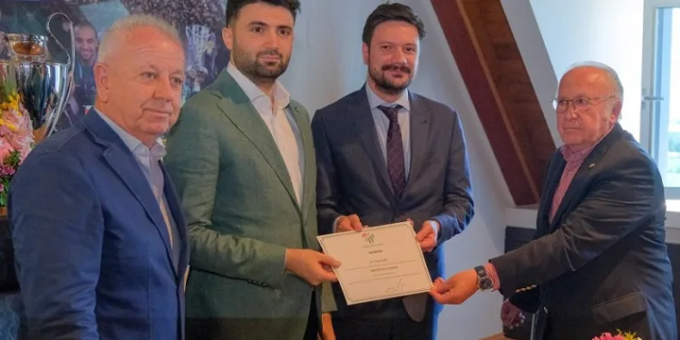 Bursaspor’da Enes Çelik mazbatasını aldı