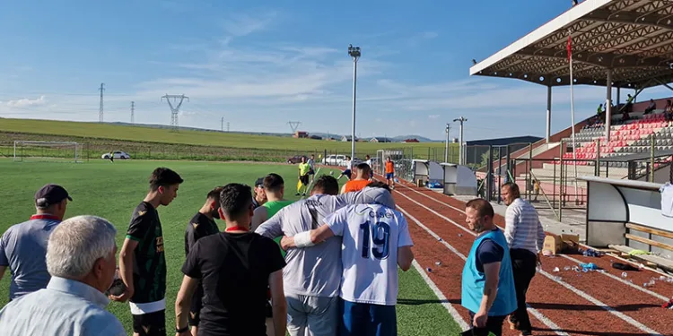 Sıcaktan bayılan 2 futbolcu hastanelik oldu