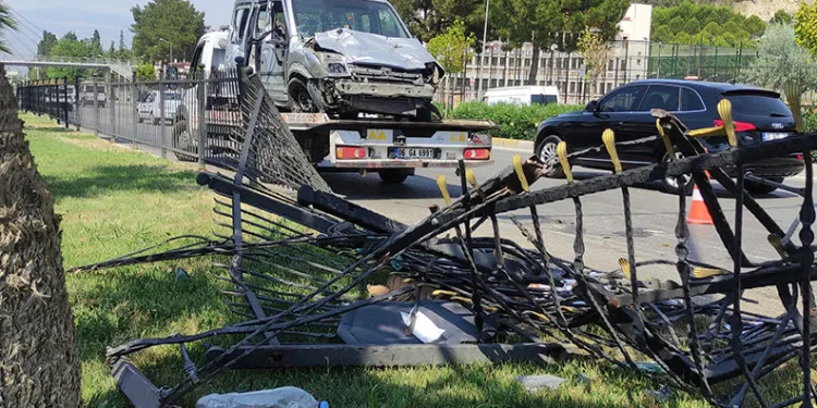 Kontrolden çıkan araç bariyerlere çarptı: 7 yaralı