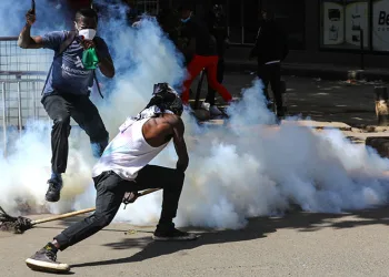 Kenya’da protestocular parlamentoyu ateşe verdi