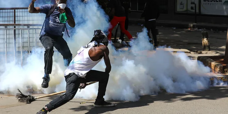 Kenya’da protestocular parlamentoyu ateşe verdi