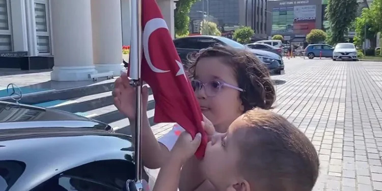 Miniklerin yürekleri ısıtan bayrak sevgisi