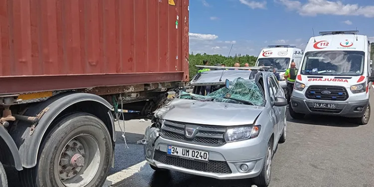 TEM’de otomobil tıra çarptı: 5 yaralı