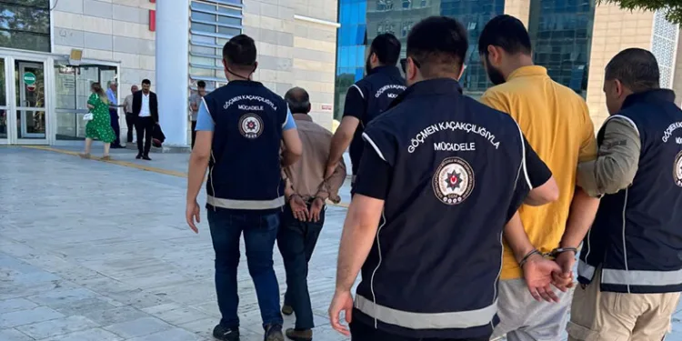 Elazığ’da göçmen kaçakçısı 2 şüpheli tutuklandı