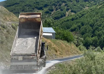 Muş’ta etkili olan sıcaklar asfaltı eritti