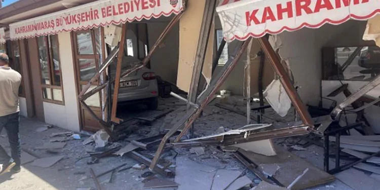 Kahramanmaraş’ta otomobil iş yerine daldı