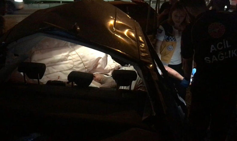 BURSA'DA BİRBİRLERİ İLE YARIŞTIKLARI İDDİA EDİLEN 2 OTOMOBİL BİRBİRİNE ÇARPTI. KAZADA 1 KİŞİ HAYATINI KAYBEDERKEN, 1'İ AĞIR 2 KİŞİ YARALANDI. (EX OLAN MUZAFFER SAMET TURNA) (EMİR AKTAŞ/BURSA-İHA)
Bursa'da birbirleri ile yarıştıkları iddia edilen 2 otomobil birbirine çarptı. Kazada 1 kişi hayatını kaybederken, 1'i ağır 2 kişi yaralandı.