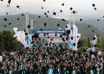 BTÜ 2024 mezunlarını uğurladı
