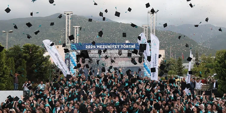 BTÜ 2024 mezunlarını uğurladı
