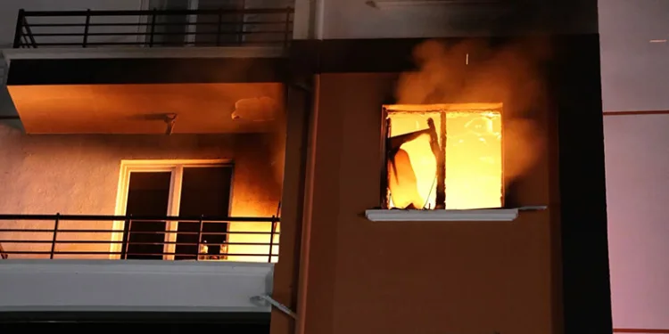 Eşiyle tartışan öfkeli koca evini ateşe verdi